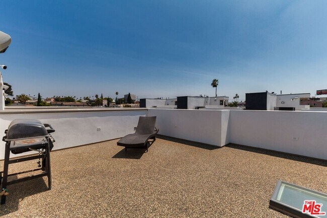 Building Photo - 4826 1/2 Pickford St