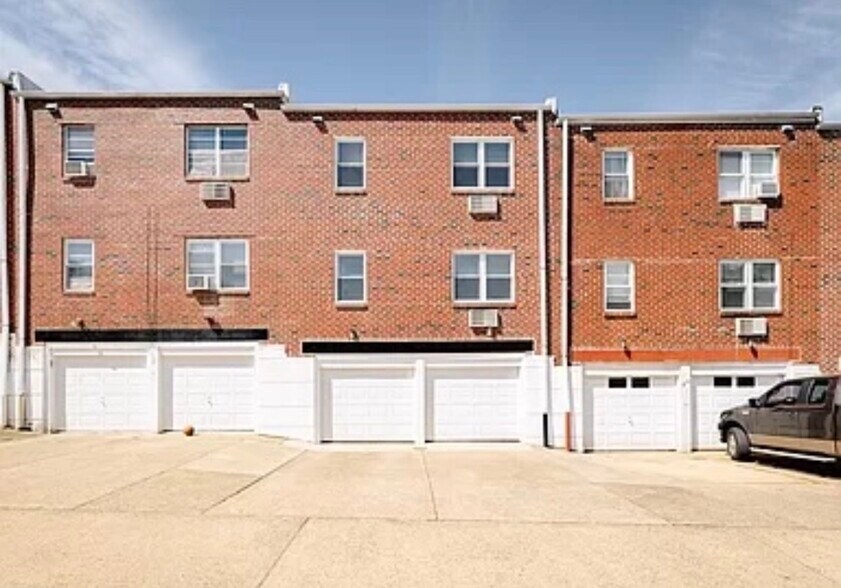 Building Photo - 3963 Rowena Dr