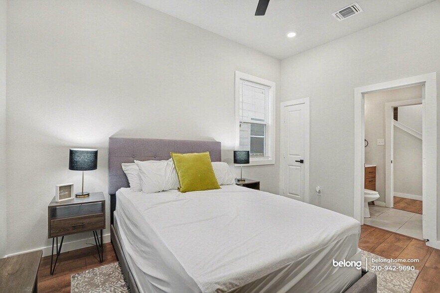 Building Photo - 1725 E Crockett St