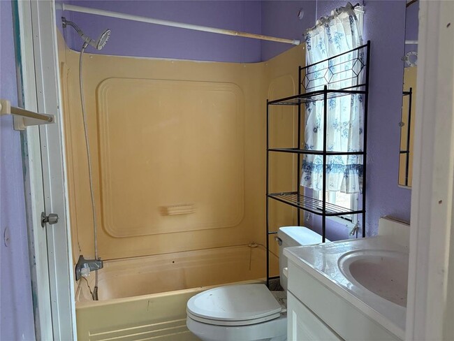 Building Photo - 120 Boxwoods Dr