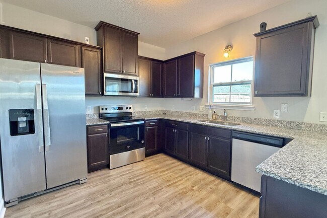 Building Photo - AVAILABLE NOW! (Pet Friendly)