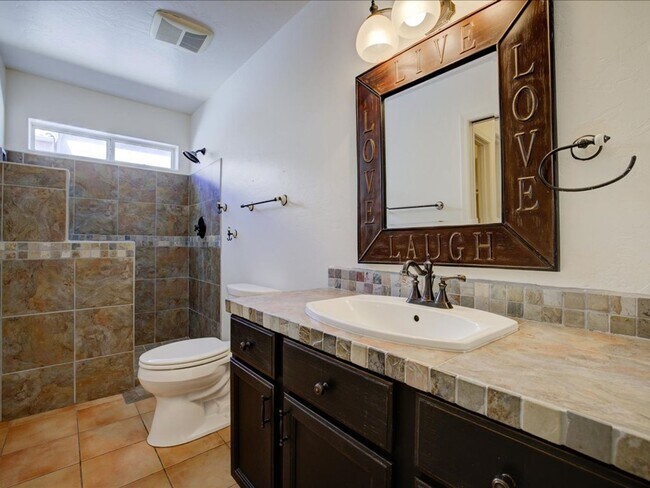 Building Photo - 3 Bedroom 2 Bathroom