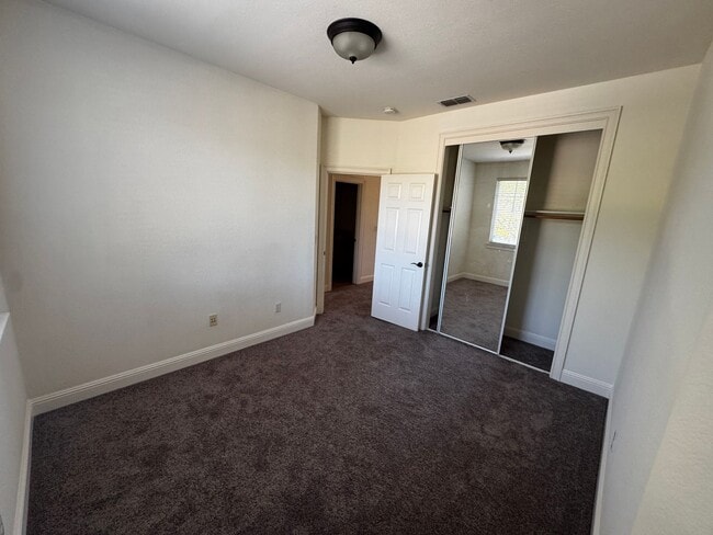 Building Photo - Fabulous Serrano Home