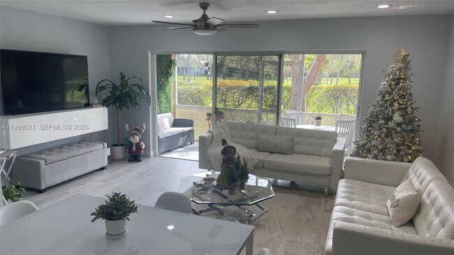 Building Photo - 10138 Royal Palm Blvd