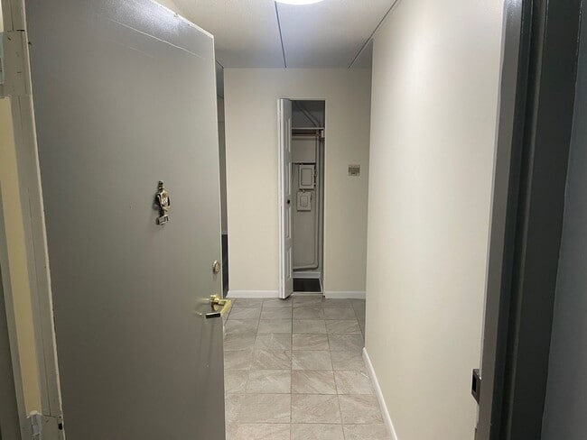 Building Photo - Suburban 2-bed with private balcony