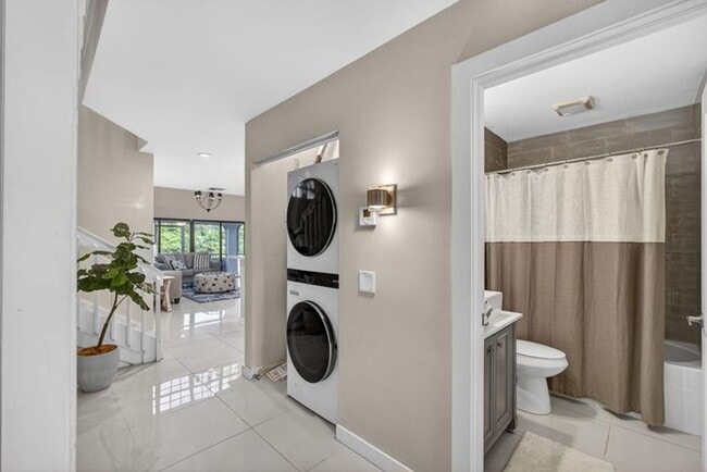 Building Photo - 2320 Treasure Isle Dr