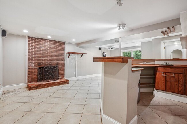 Building Photo - Adorable 4BR/3BA Cape Cod on a Generous 0....