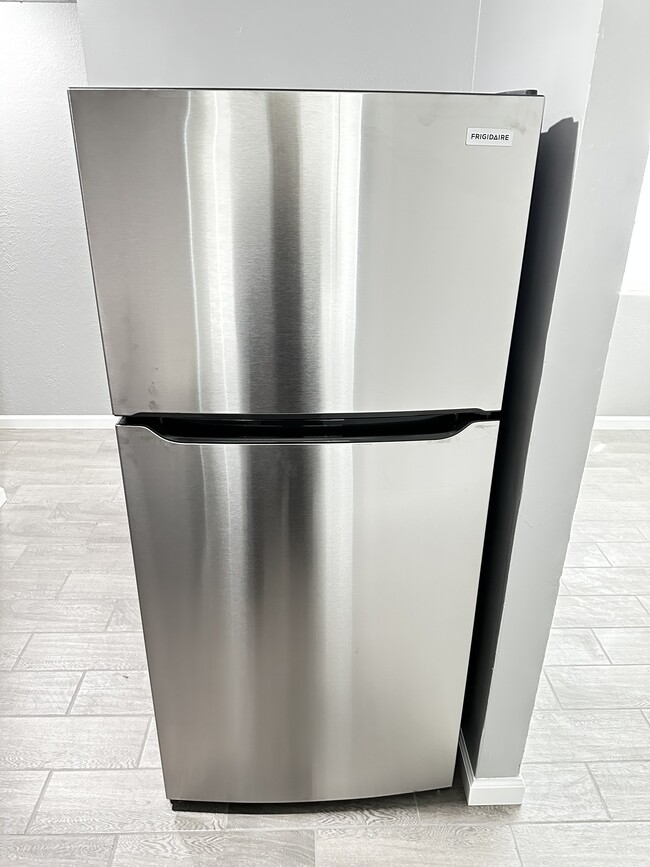 New stainless steel refrigerator - 149 Marina Way