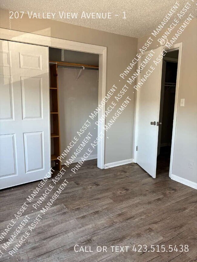 Building Photo - 207 Valley View Ave