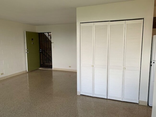 Building Photo - Hokuahi Apts - 2 Bedroom 1 Bath Unit w/ 1 ...