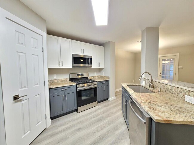 Building Photo - 804 Kavanagh Dr