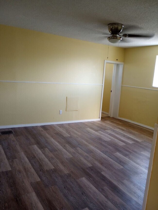 Building Photo - 3 bed 2 bath Renovated Rent Home