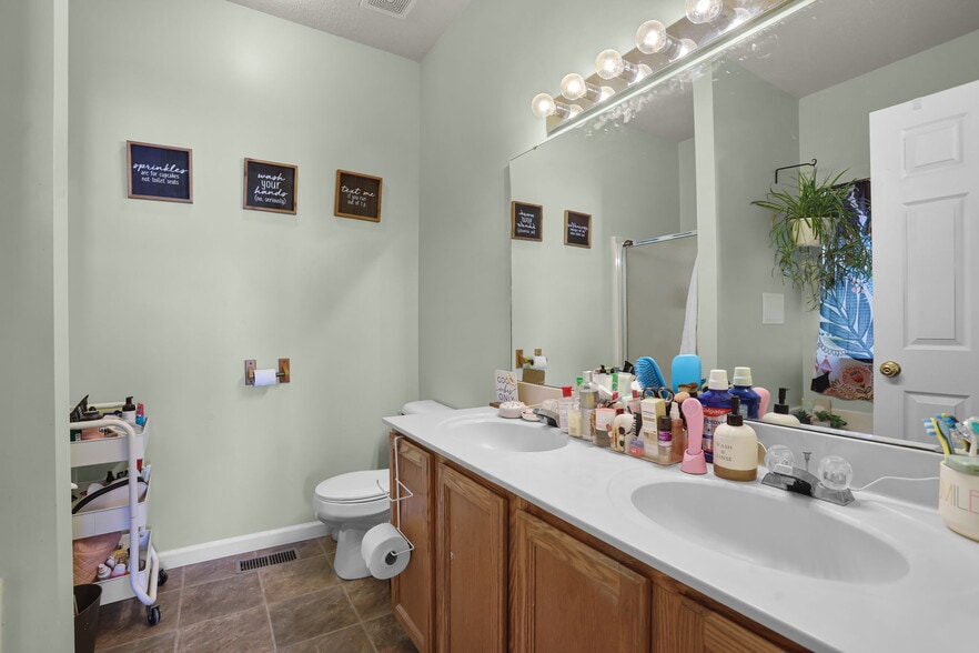 Building Photo - 753 Forest Green Dr