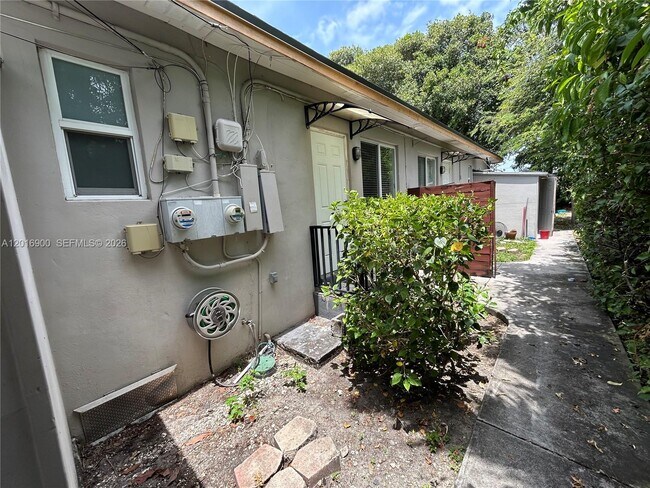 Building Photo - 2843 SW 37th Ct