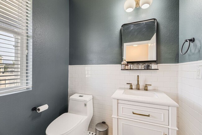 Building Photo - Beautiful 2 story 2,518 sq ft 4 bed 2.5 bath single family home