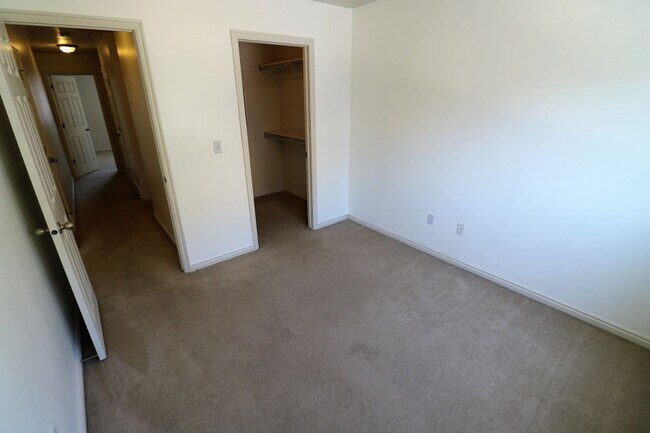 Building Photo - Fantastic 4bd Townhome in Provo!
