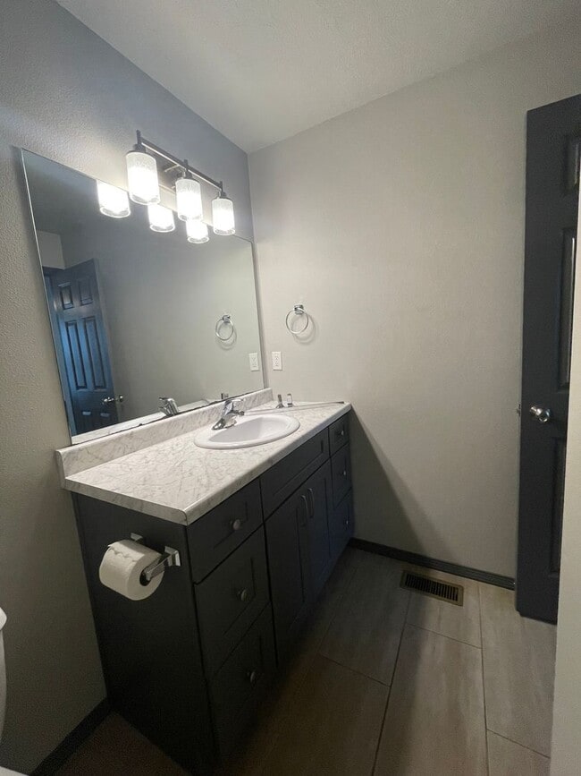 Building Photo - 3 Bedroom 2 Bath House South Springfield