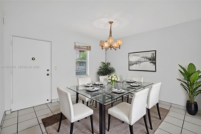 Building Photo - 2821 Somerset Dr