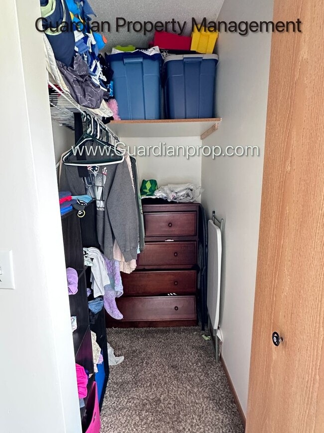 Building Photo - Apple Valley Town Home, 1 Car Garage, Laundry in Unit, Storage