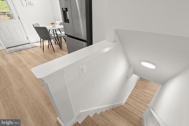 Building Photo - 402 Elm Ave