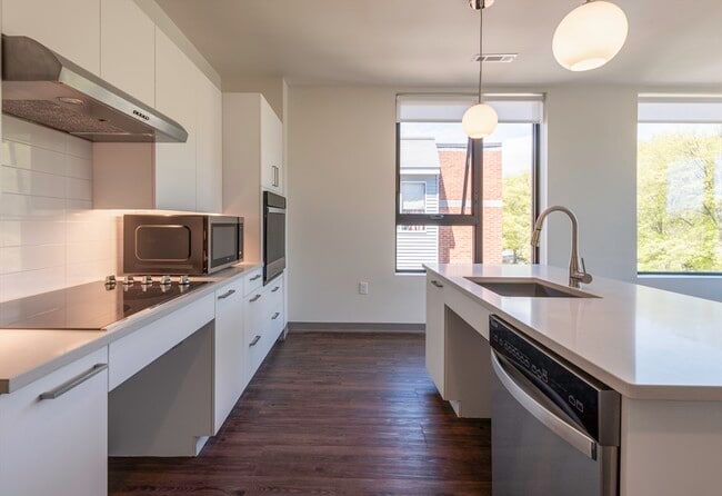 Primary Photo - 166 Main St