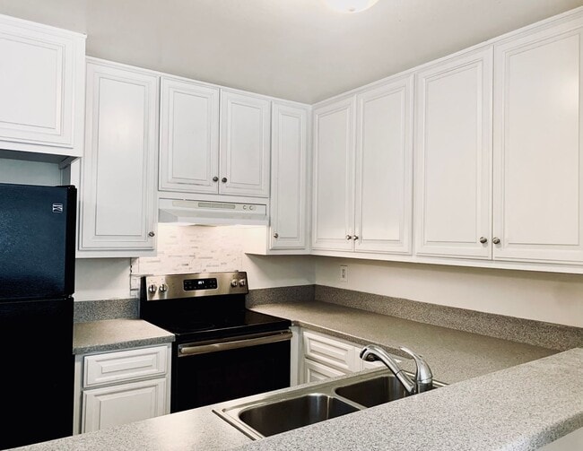 Building Photo - 2 bedroom, 1 bath, upper level unit