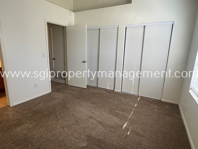 Building Photo - 1961 N Hartford St