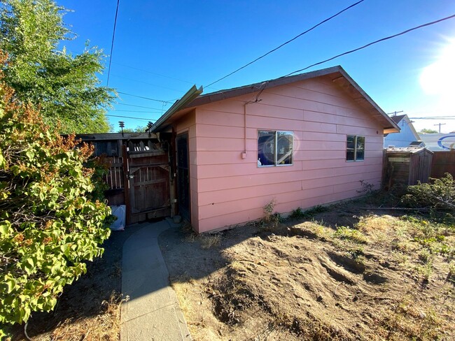 Building Photo - 3 Bedroom 1.5 Bath House Large 2 Car Detac...