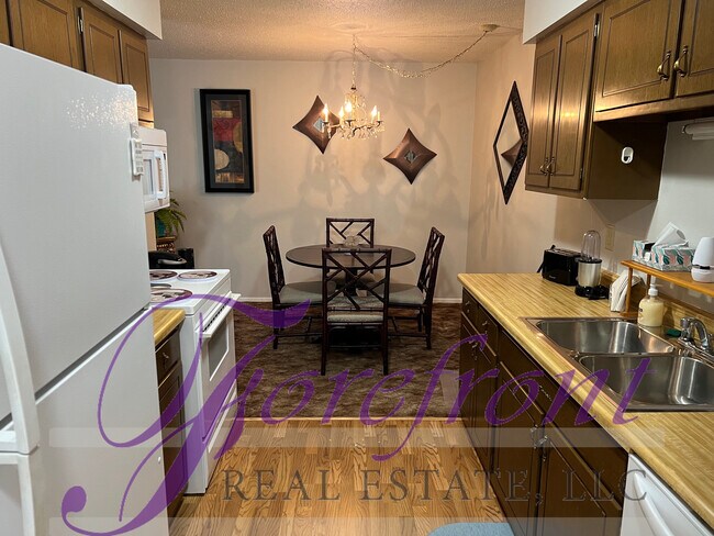 Building Photo - 4440 S Poplar St