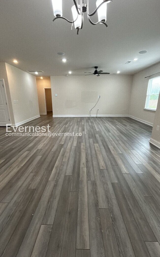 Building Photo - 5 Bed/3 Bath Home with Garage / Pet-Friendly / Available Now!