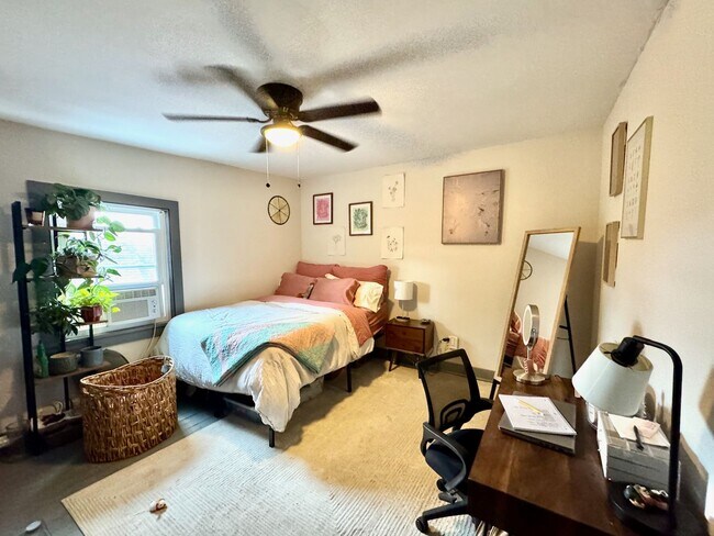 Building Photo - Spacious 4 bed/2 bath on Victor Mins. from...
