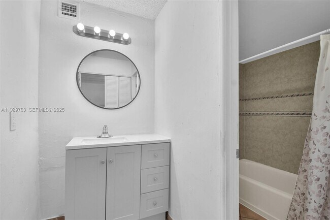 Building Photo - 9682 Fontainebleau Blvd