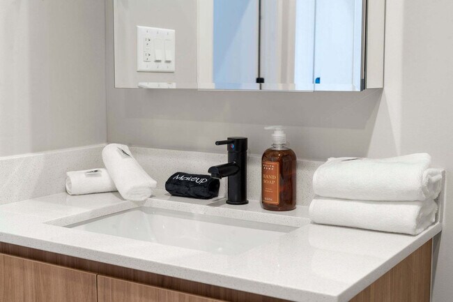 Building Photo - 6044 N Winthrop Ave