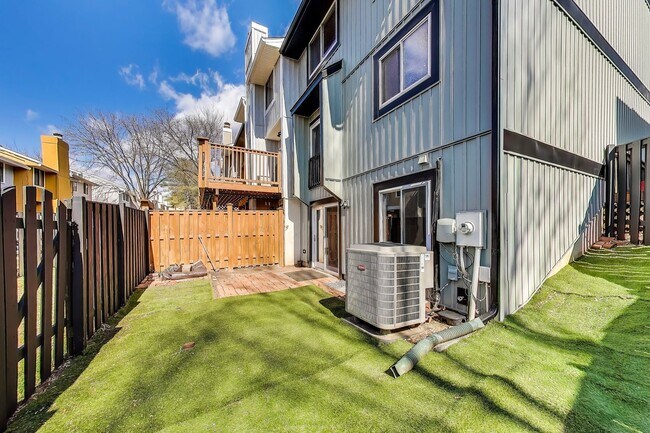 Building Photo - 3 bed + 2 Full + 2 half Bath - End Unit TH