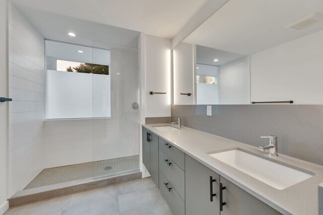 Building Photo - Modern 3BR Townhome with Rooftop Deck Near Downtown Seattle