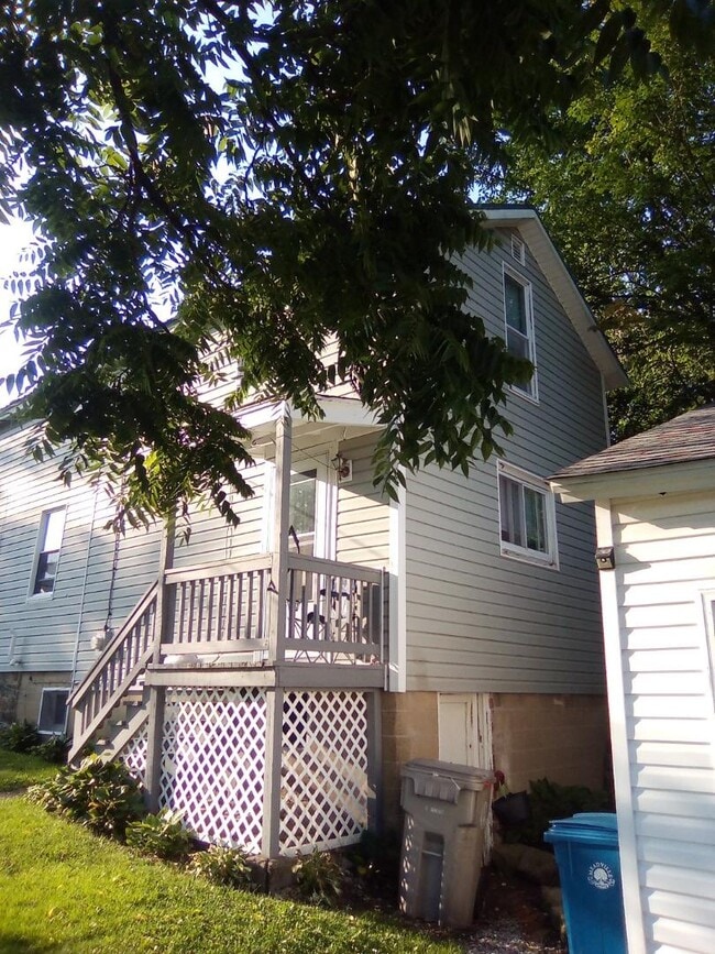 Building Photo - 703 1/2 Highland Ave