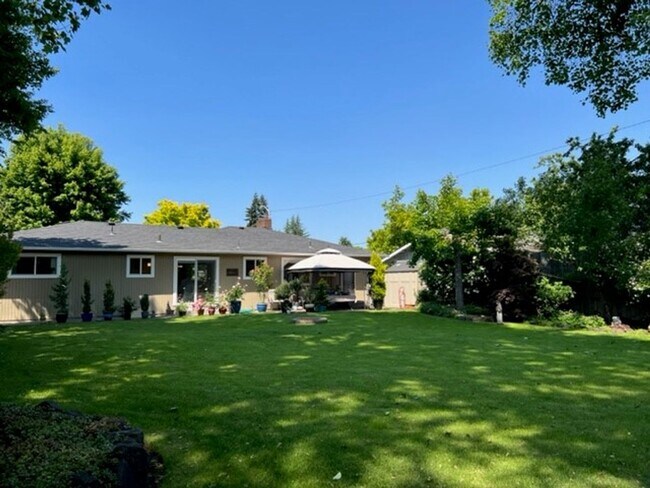 Building Photo - 750 Menlo Dr N