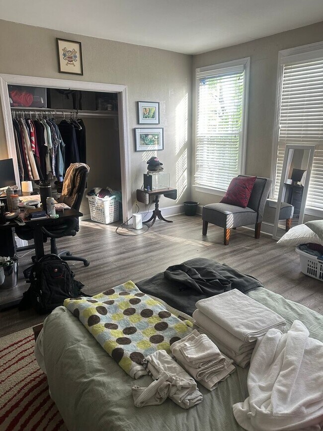 Building Photo - 4-5 Bedroom Single Family Home Located in ...