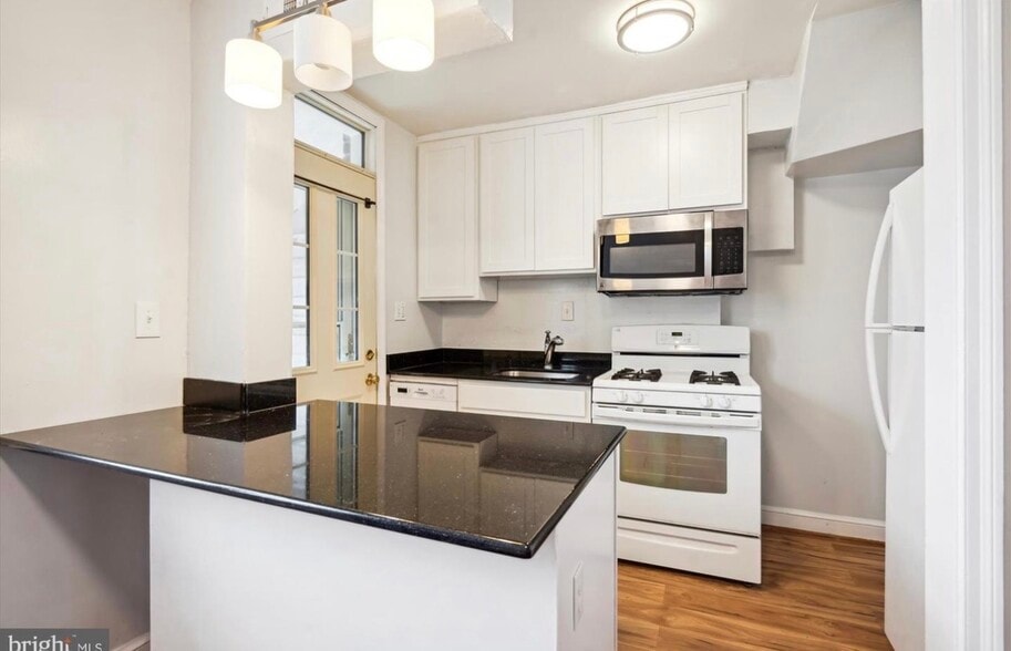 Kitchen - 104 Lynhaven Dr