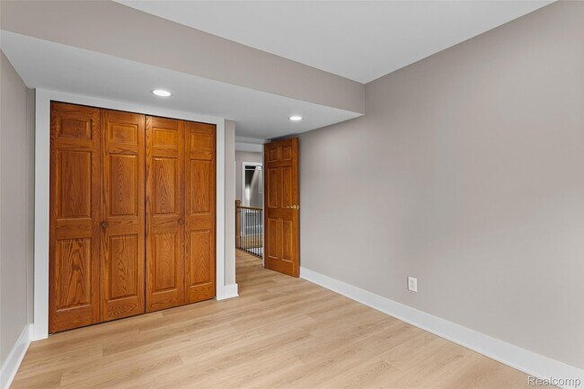 Building Photo - 6552 Orion Rd