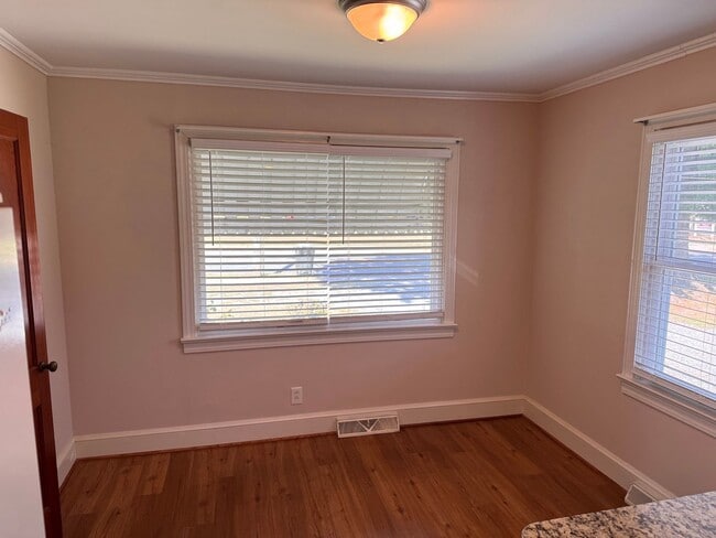 Building Photo - 2 BED, 1 BATH HOME LOCATED A FEW BLOCKS FROM DOWNTOWN ASHEBORO!
