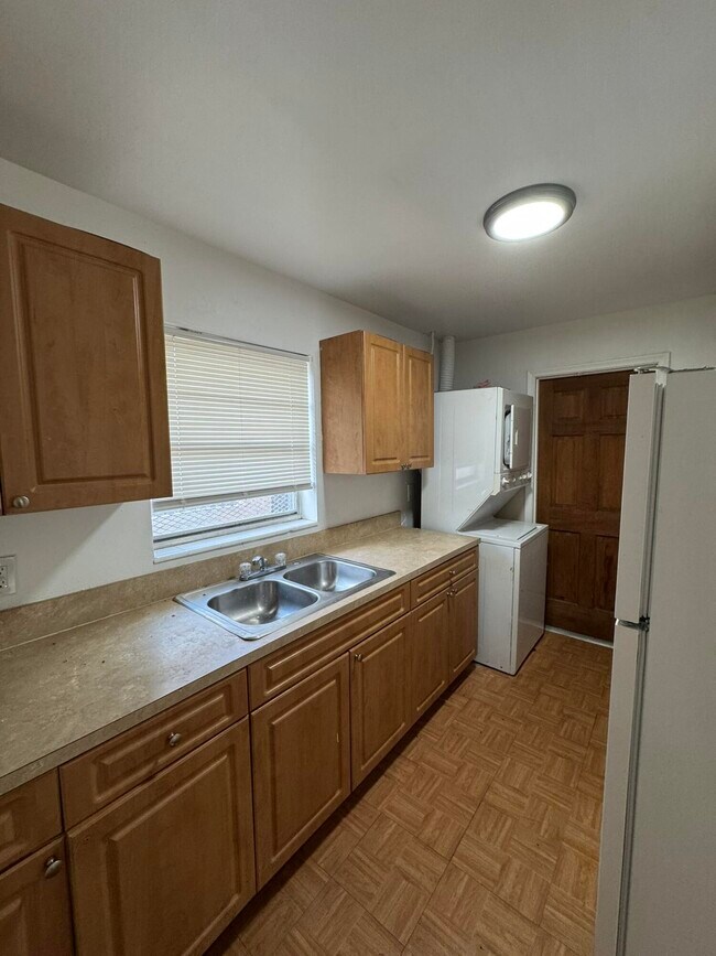 Building Photo - 1245 W 35th St