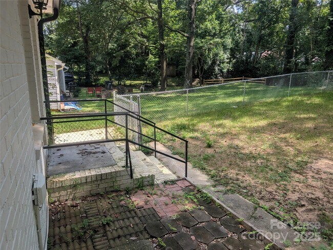 Building Photo - 6542 Rosecran Dr
