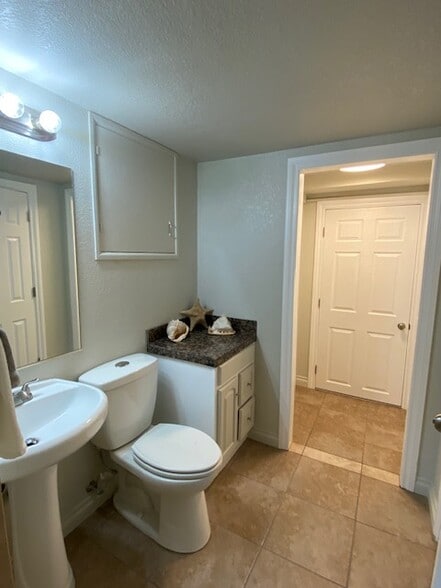 Building Photo - 1032 Meadowbrook Dr