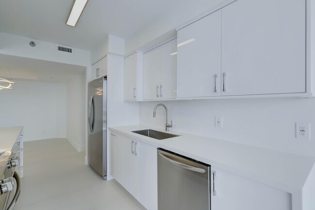 Building Photo - 3640 Yacht Club Dr