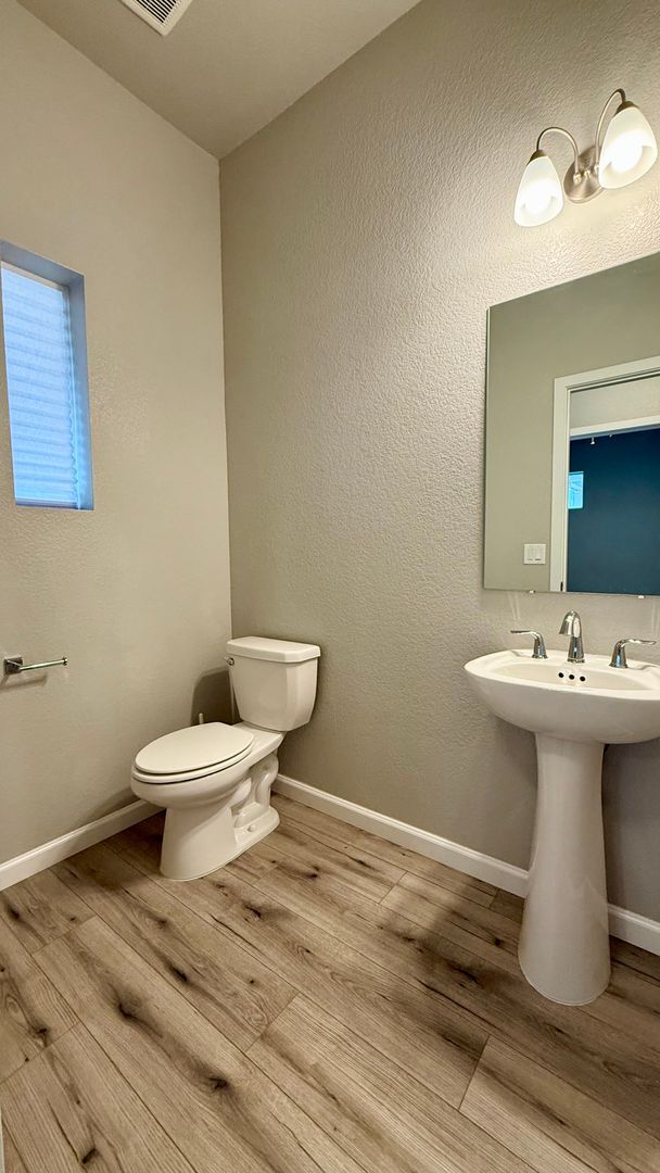 Building Photo - Modern Single-Family Home in Desirable Gol...