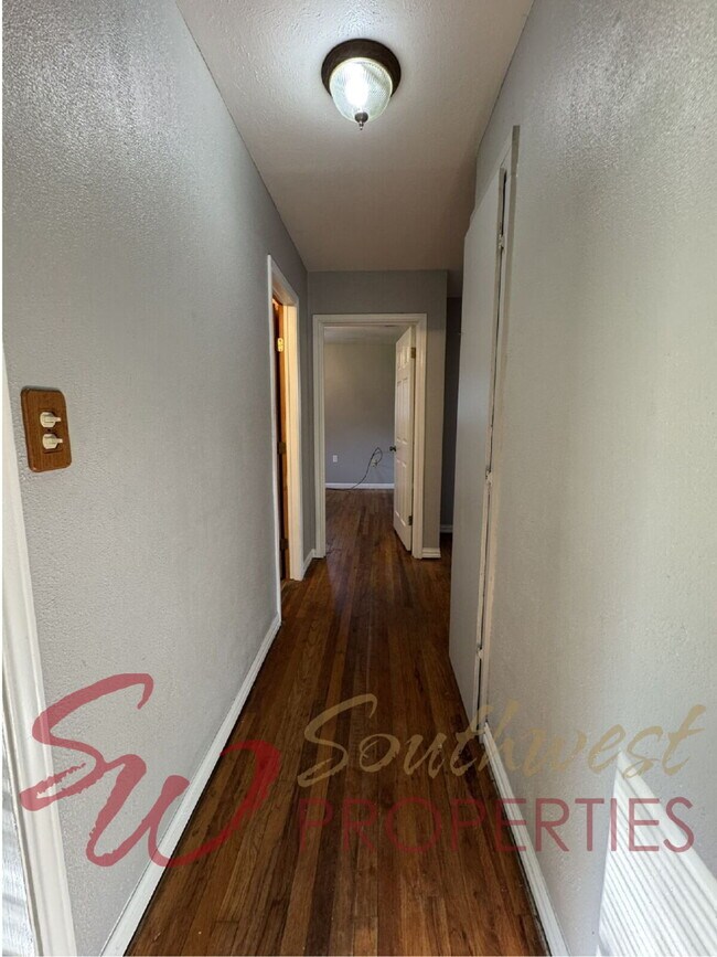 Building Photo - 3 bedroom 1 bath in excellent location!