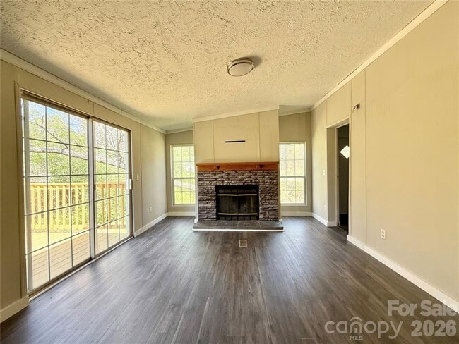 Building Photo - 4 Bedroom/2 Bath Home for Rent