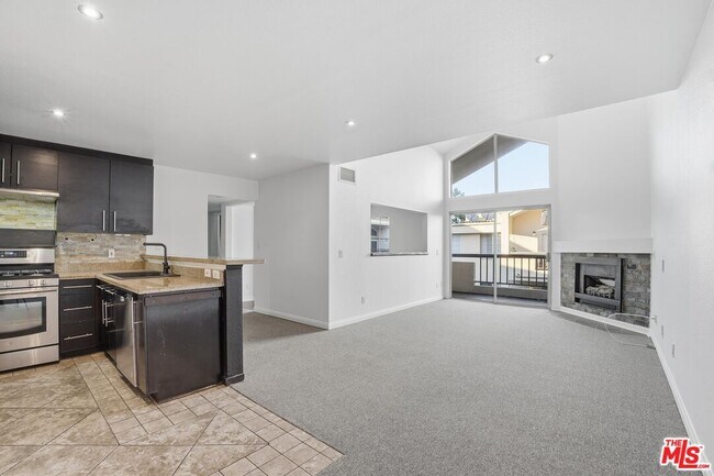 Building Photo - 5530 Owensmouth Ave