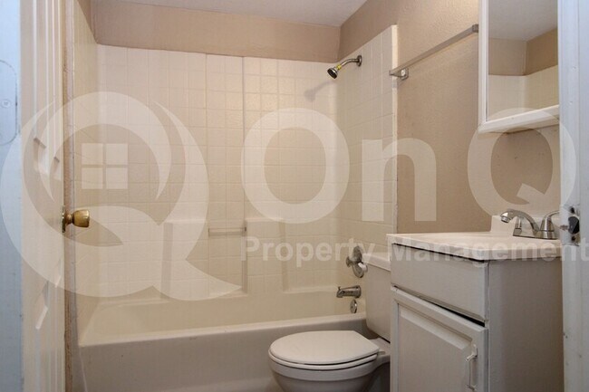 Building Photo - 3206 W Cypress St